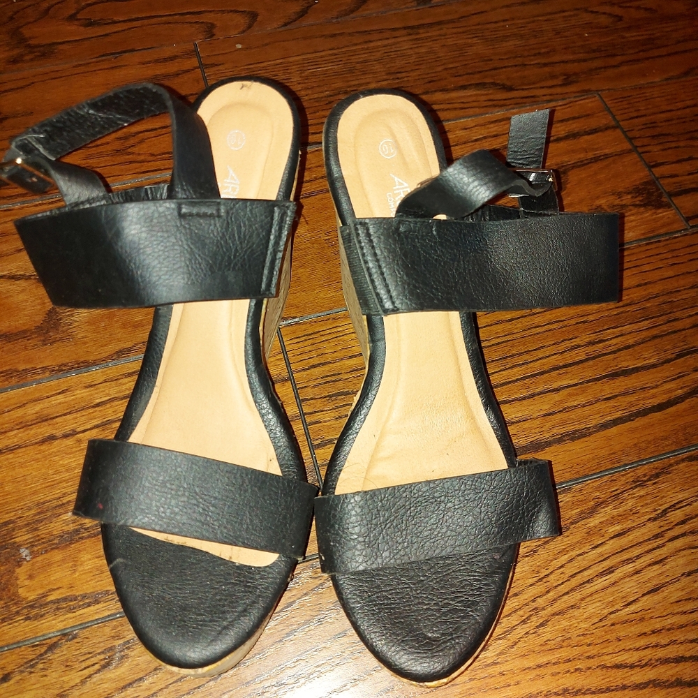 ❣️Ladies Ardene Wedge black sandals size 10 (#376)